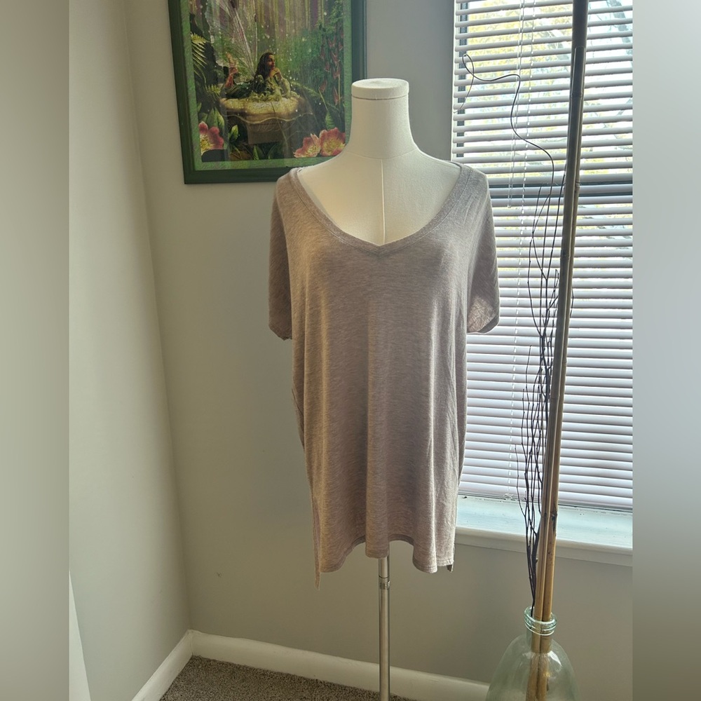 ✨Express Taupe V-Neck Short Sleeve Tee🤎